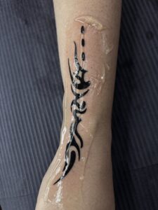 scripture tattoo - cybersigilism tattoo - tatuagem de letra alienígena